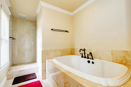漂亮的空浴室，有大的白色浴缸和淋浴。