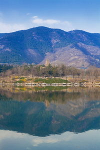 北京植物园湖山图片