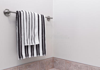 毛巾架上的浴室毛巾