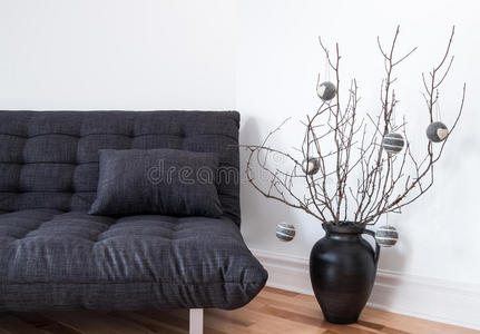 灰色沙发和简单的冬季装饰