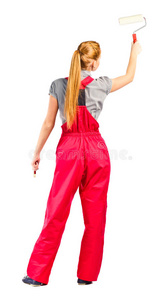 穿红色工装裤，带绘画工具的年轻女子