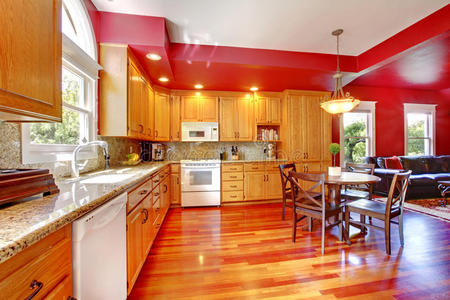 红色漂亮的大厨房，樱桃硬木。