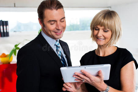 女秘书在平板电脑上显示与老板的约会