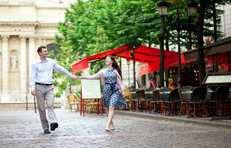 在巴黎散步的夫妇
