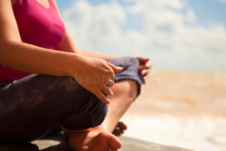 女人坐在放松瑜伽姿势