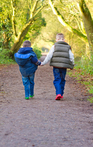 外国小孩牵手图片