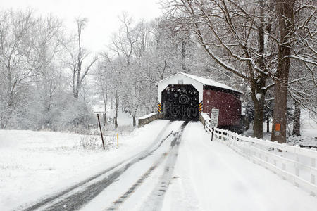 白雪覆盖的桥
