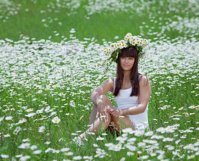 戴着洋甘菊花环的漂亮黑发女郎