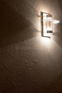 现代混凝土墙上的灯