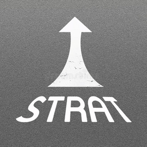 沥青路面背景上的信号箭头和单词start照片