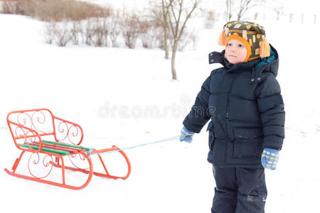 可爱的小男孩拉雪橇