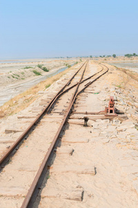 印度桑巴盐湖上的旧铁路