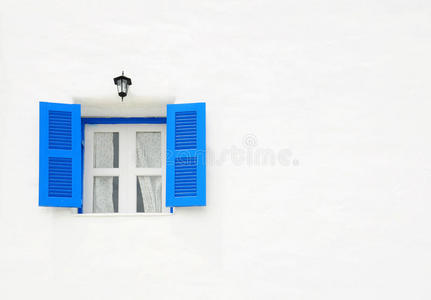 白墙上的蓝色窗户