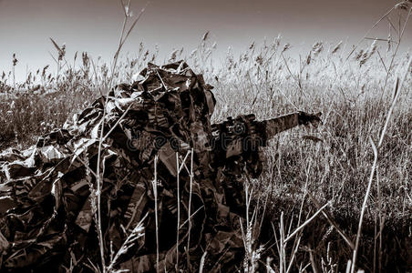 趴着狙击手图片-趴着狙击手素材-趴着狙击手插画-摄图新视界