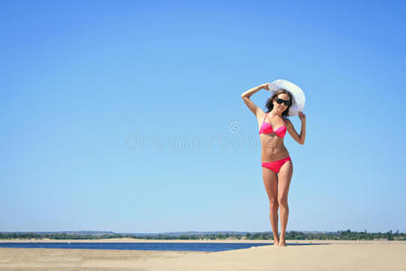 在海滩上摆姿势的女人