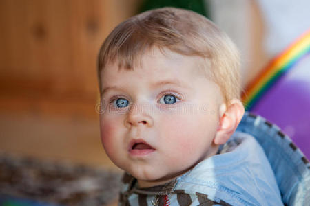 蓝眼睛小男婴