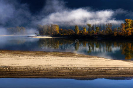 大雾弥漫的北汤普森河，不列颠哥伦比亚省