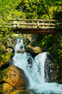 山间瀑布上的木桥图片