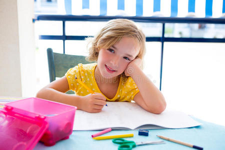 小学生小女孩开心地笑着做作业