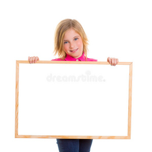 孩子快乐的女孩拿着空白的黑板