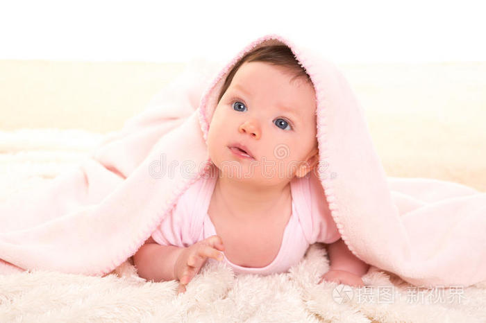 藏在白色皮毛粉色毯子下的女婴