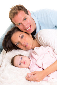 女婴父母一家幸福地躺在一起图片