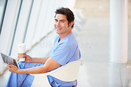 医生在医院的咖啡休息时使用数字平板电脑