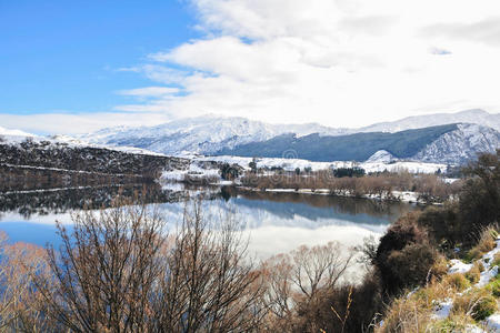 雪山映照下的海耶斯湖