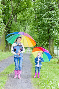妈妈和女儿撑着伞