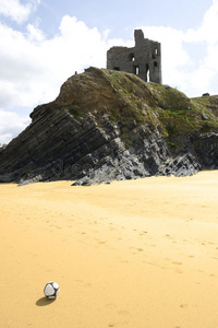 城堡废墟旁的沙滩球