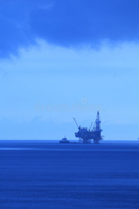 海上自升式钻井平台和船轮廓图bluetone