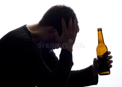 拿着一瓶啤酒的麻烦男人照片