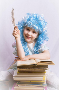 蓝头发的小女孩在写书