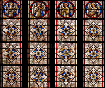 教堂窗户上的彩色装饰玻璃