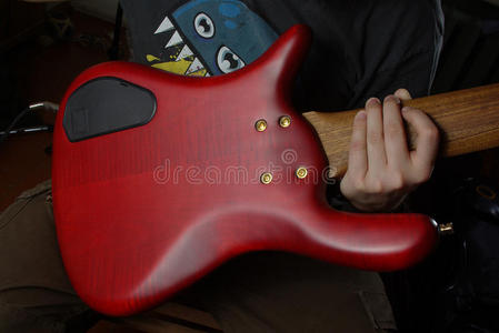 手中的红色吉他