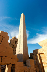 卡纳克神庙中高耸的古代方尖碑