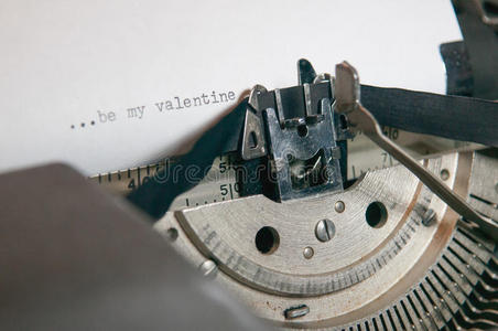 在一台老式打字机上做我的情人节礼物