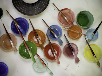 工作室的彩色油漆罐和刷子