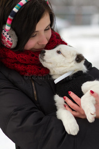 冬天在户外带小狗的女孩