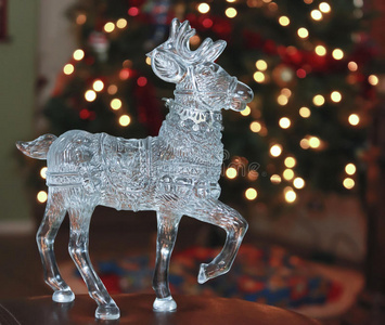 水晶驯鹿和圣诞树图片