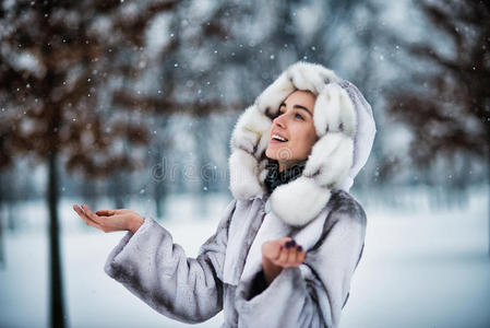 冬季公园里的女人玩雪