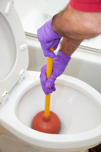 手套 白种人 工作 房间 男人 固定 跳水 修理 厕所 特写镜头