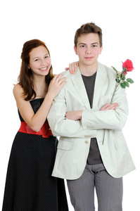 一对漂亮的年轻夫妇手拿玫瑰，背景是白色