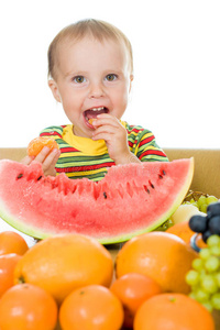 婴儿吃白色背景的水果