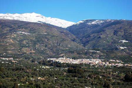 西班牙奥基瓦山区的白色村庄。