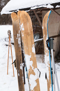 宽大的木制狩猎滑雪板