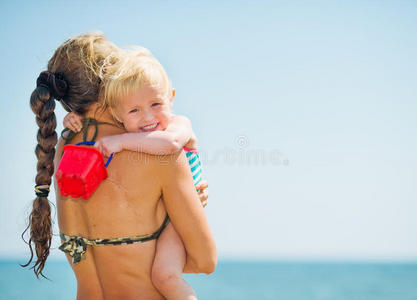 海边抱宝宝的妈妈