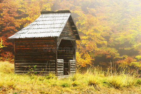 山间小屋图片