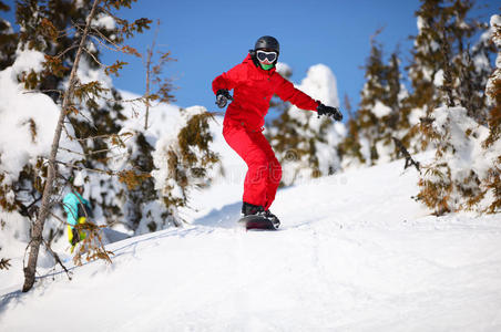 山坡上的女性滑雪者