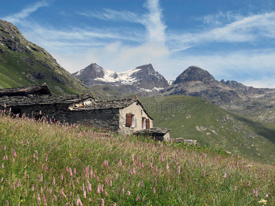 瓦努瓦有小屋的阿尔卑斯山